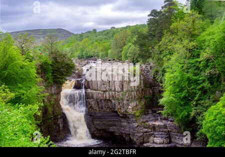 Belle chute d'eau High Force à Upper Teesdale, comté de Durham, Angleterre au printemps Banque D'Images