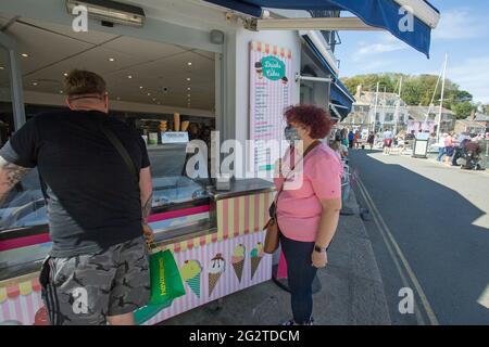 Padstow, Cornwall, Angleterre, le 7 juin 2021, pendant la pandémie Covid 19, les clients attendent un service dans un magasin de crème glacée Banque D'Images