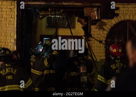 Seattle, États-Unis. 18 avril 2021. Le service des incendies de Seattle a mis en place des points d'accès après avoir répondu à un incendie de structure au restaurant pesos dans la Basse-Reine Ann Banque D'Images