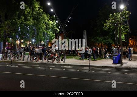 Cork, Irlande. 12 juin 2021. Gardai dispersent de grandes foules rassemblées sur Grand Parade, Cork, Irlande. De grandes foules se sont rassemblées dans les rues de Cork aujourd'hui pour profiter du soleil et de l'atmosphère. Beaucoup de ces foules sont restées jusqu'à ce que la nuit buvant et socialisant dans les rues jusqu'à ce qu'ils soient dispersés par les membres du jardin alors que les pubs et les restaurants de la ville ont commencé à fermer pour maintenir les directives du gouvernement. Credit: Damian Coleman/Alay Live News Banque D'Images