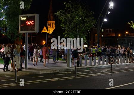 Cork, Irlande. 12 juin 2021. Gardai dispersent de grandes foules rassemblées sur Grand Parade, Cork, Irlande. De grandes foules se sont rassemblées dans les rues de Cork aujourd'hui pour profiter du soleil et de l'atmosphère. Beaucoup de ces foules sont restées jusqu'à ce que la nuit buvant et socialisant dans les rues jusqu'à ce qu'ils soient dispersés par les membres du jardin alors que les pubs et les restaurants de la ville ont commencé à fermer pour maintenir les directives du gouvernement. Credit: Damian Coleman/Alay Live News Banque D'Images