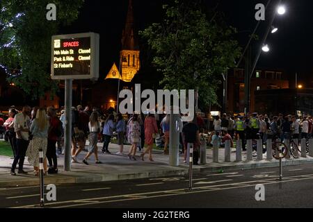 Cork, Irlande. 12 juin 2021. Gardai dispersent de grandes foules rassemblées sur Grand Parade, Cork, Irlande. De grandes foules se sont rassemblées dans les rues de Cork aujourd'hui pour profiter du soleil et de l'atmosphère. Beaucoup de ces foules sont restées jusqu'à ce que la nuit buvant et socialisant dans les rues jusqu'à ce qu'ils soient dispersés par les membres du jardin alors que les pubs et les restaurants de la ville ont commencé à fermer pour maintenir les directives du gouvernement. Credit: Damian Coleman/Alay Live News Banque D'Images