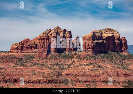 Cathedral Rock fait de formations de roches rouges géantes dans le haut désert de l'Arizona Banque D'Images