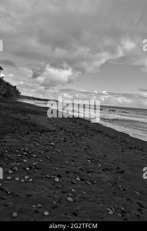 Byera, Saint-Vincent -janvier 4 2020: La plage sur le parc national de Black point. Le sable de la plage est noir en raison de la nature volcanique de l'île. Banque D'Images