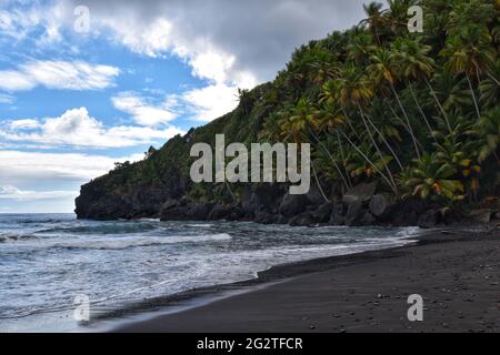 Byera, Saint-Vincent -janvier 4 2020: La plage sur le parc national de Black point. Le sable de la plage est noir en raison de la nature volcanique de l'île. Banque D'Images