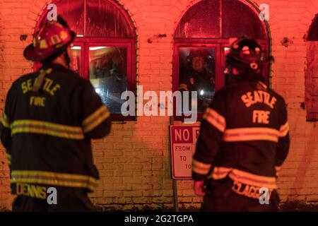 Seattle, États-Unis. 18 avril 2021. Le service des incendies de Seattle a mis en place des points d'accès après avoir répondu à un incendie de structure au restaurant pesos dans la Basse-Reine Ann Banque D'Images