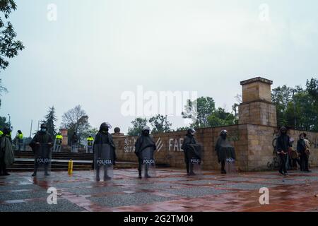 La police anti-émeute de Colombie (ESMAD) garde le monument des Rois catholiques 'Monumento a los Reyes Catolicos' admist les peuples indigènes Misak prennent la place de 'Monumento a los Reyes Catolicos'. Dans cette place spécifique se trouvaient les sculptres de Chrisropher Columbus et Isabel la Catolica, quelques jours avant qu'ils ne tentent de retirer ces sculptures et de riposter par la police nationale colombienne. Les sculptres ont été ramenés par le ministère de la culture la nuit qui a suivi les affrontements. À Bogota, Colombie, le 11 juin 2021. Banque D'Images