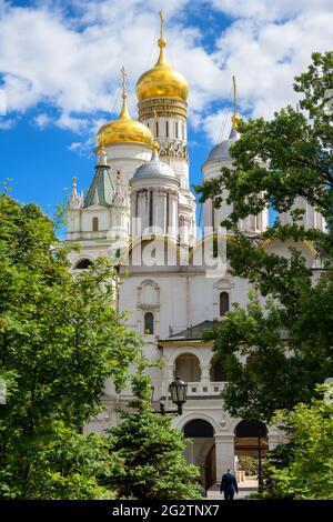 Cathédrales au Kremlin de Moscou, Russie. Vue panoramique du vieux Palais du Patriarche et de la Grande Tour du Bell d'Ivan derrière elle, sites historiques de Moscou dans Banque D'Images