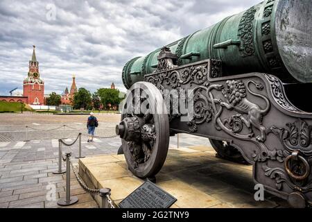 Tsar Cannon ou Tzar-Pushka (roi des canons) surplombant les tours du Kremlin de Moscou, Russie. C'est un monument célèbre de Moscou. Grand monument historique und Banque D'Images