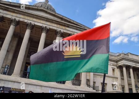 Londres, Royaume-Uni. 12 juin 2021. Un drapeau de Biafra dans Trafalgar Square. Des centaines de Nigérians ont défilé dans le centre de Londres pour les manifestations de la Fête de la démocratie (Credit: Vuk Valcic / Alamy Live News). Banque D'Images