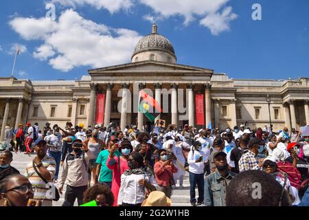 Londres, Royaume-Uni. 12 juin 2021. Les manifestants se rassemblent à Trafalgar Square. Des centaines de Nigérians ont défilé dans le centre de Londres pour les manifestations de la Fête de la démocratie (Credit: Vuk Valcic / Alamy Live News). Banque D'Images