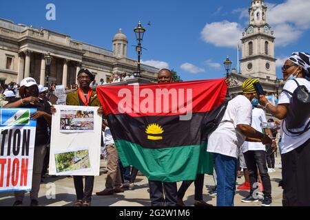 Londres, Royaume-Uni. 12 juin 2021. Un démonstrateur détient un drapeau de Biafra à Trafalgar Square. Des centaines de Nigérians ont défilé dans le centre de Londres pour les manifestations de la Fête de la démocratie (Credit: Vuk Valcic / Alamy Live News). Banque D'Images