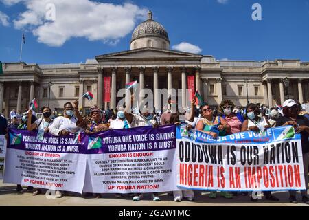 Londres, Royaume-Uni. 12 juin 2021. Des manifestants brandissent des banderoles de la nation Yoruba à Trafalgar Square. Des centaines de Nigérians ont défilé dans le centre de Londres dans le cadre des manifestations organisées à l'occasion de la Journée de la démocratie au Nigeria. (Crédit : Vuk Valcic / Alamy Live News). Banque D'Images