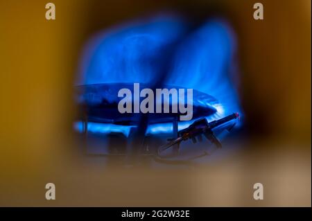 Allumage automatique de la lampe témoin à l'intérieur d'un chauffe-eau avec flammes Banque D'Images