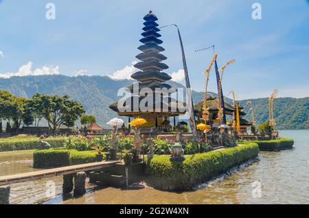 Lingga petak temple à Pura Ulu Danu sur le lac Bratan, Bali, Indonésie. Ce temple au bord du lac a été construit en l'honneur de Dewi Danu, déesse du lac Banque D'Images