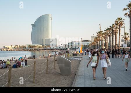 Barcelone, Espagne. 12 juin 2021. Les gens sont vus sur la promenade de la plage de Barceloneta à Barcelone.avec l'arrivée de l'été et l'ouverture aux touristes en Espagne, les plages et le centre de Barcelone, la ville commence à revenir à la normalité des étés avant la pandémie du coronavirus. Crédit : SOPA Images Limited/Alamy Live News Banque D'Images