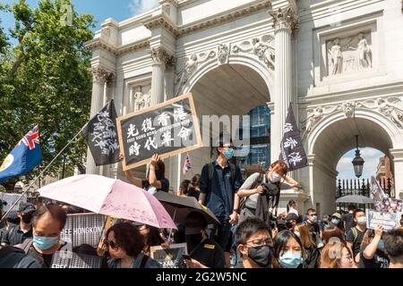 Un manifestant détient un écriteau sur la Révolution libre de Hong Kong pendant la manifestation.le 12 juin 2019, les manifestants de Hong Kong sont descendus dans la rue pour réclamer la rétractation du projet de loi d'extradition de la Chine, mais ont été accueillis par des forces de police brutales. Dirigée par la liberté de Hong Kong, la diaspora de Hong Kong à Londres s'est réunie et a défilé en souvenir de la manifestation de 2019, exprimant sa solidarité avec les combattants de la liberté à Hong Kong contre l'oppression politique du Parti communiste chinois. La marche a commencé de Marble Arch, a traversé Oxford Circus et China Town, et a finalement pris fin à Trafalgar Square. Banque D'Images