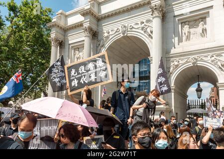 Un manifestant détient un écriteau sur la Révolution libre de Hong Kong pendant la manifestation.le 12 juin 2019, les manifestants de Hong Kong sont descendus dans la rue pour réclamer la rétractation du projet de loi d'extradition de la Chine, mais ont été accueillis par des forces de police brutales. Dirigée par la liberté de Hong Kong, la diaspora de Hong Kong à Londres s'est réunie et a défilé en souvenir de la manifestation de 2019, exprimant sa solidarité avec les combattants de la liberté à Hong Kong contre l'oppression politique du Parti communiste chinois. La marche a commencé de Marble Arch, a traversé Oxford Circus et China Town, et a finalement pris fin à Trafalgar Square. Banque D'Images