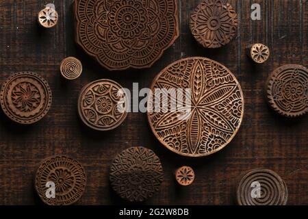 Forme ronde motif en blocs de bois indien traditionnel pour impression textile sur fond de bois rustique. Block Printing,Rajasthan India Block Printing,Wood b Banque D'Images