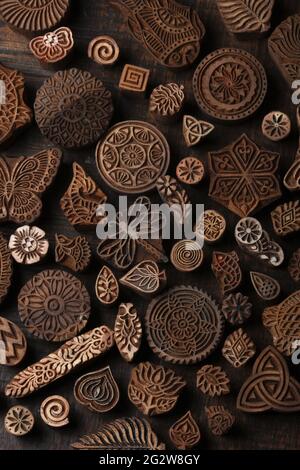 .motif en blocs de bois indien traditionnel mixte pour impression textile sur fond de bois rustique. Block Printing, Rajasthan India Block Printing, Wood Block Banque D'Images