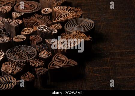 .motif en blocs de bois indien traditionnel mixte pour impression textile sur fond de bois rustique. Block Printing, Rajasthan India Block Printing, Wood Block Banque D'Images