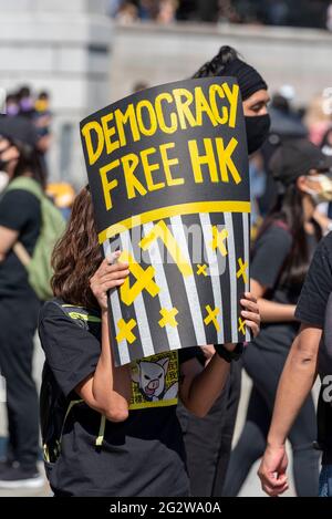 Londres, Royaume-Uni. 12 juin 2021. Un activiste tient un écriteau sur Trafalgar Square lors d'un rassemblement marquant le 2e anniversaire des manifestations massives en faveur de la démocratie qui ont attisé les tensions à Hong Kong en 2019. (Photo par Dave Rushen/SOPA Images/Sipa USA) crédit: SIPA USA/Alay Live News Banque D'Images