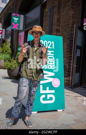 Londres, Royaume-Uni. 12 juin 2021. Tendance fashionista vu pendant la première journée de la Fashion week de Londres à Londres. Crédit : SOPA Images Limited/Alamy Live News Banque D'Images