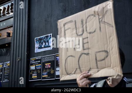 Londres, Royaume-Uni. 12 juin 2021. Les militants pro-démocratie tiennent des pancartes lors d'un rassemblement à Londres, au Royaume-Uni, le 12 juin 2021, pour marquer le deuxième anniversaire du début de manifestations pro-démocratie massives qui ont ébranlé Hong Kong en 2019 Credit: May James/ZUMA Wire/Alamy Live News Banque D'Images