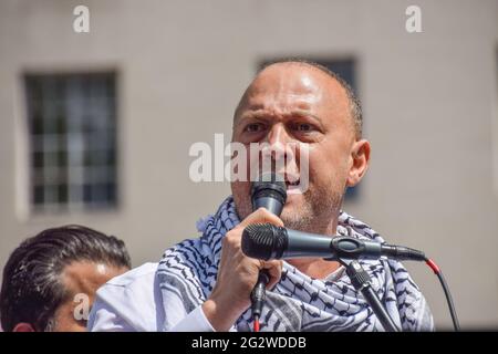 Londres, Royaume-Uni. 12 juin 2021. L'ambassadeur palestinien au Royaume-Uni, Hudam Zomlot, s'est exprimé devant le juge de Palestine pour protester devant Downing Street. Des milliers de personnes ont défilé à travers Londres pour exiger la justice pour la Palestine et ont appelé le G7 à mettre fin à la coopération militaire avec Israël et à imposer des sanctions. (Photo de Vuk Valcic/SOPA Images/Sipa USA) crédit: SIPA USA/Alay Live News Banque D'Images