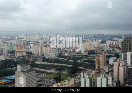 SAO PAULO, BRÉSIL - 11 JUIN 2021 : vue sur la ville de Sao Paulo par une journée nuageux avec bâtiments du centre-ville de l'avenue Paulista célèbres et historiques Banque D'Images