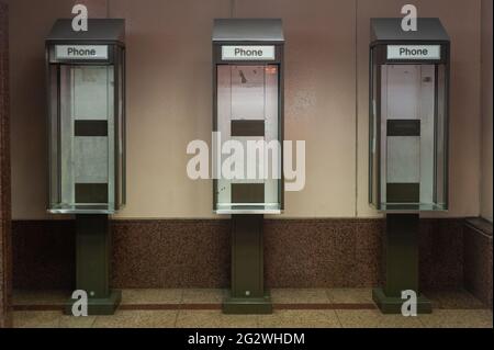 18.07.2019, Singapour, République de Singapour, Asie - anciennes cabines téléphoniques publiques inopérantes sans téléphones à un passage souterrain. Banque D'Images