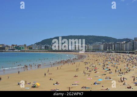 Vue sur la plage de La Concha, San Sebastian, Donostia, Pays Basque, Espagne. Banque D'Images