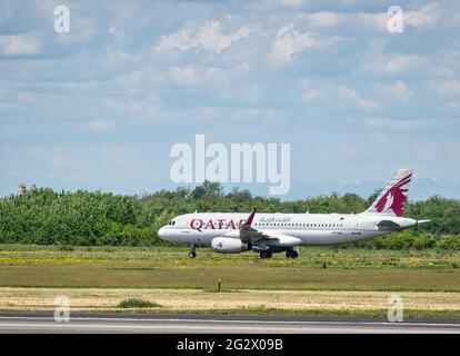Otopeni, Roumanie - 05.08.2021 : Airbus A320-232 de Qatar Airways (A7-AHT) sur la piste de l'aéroport international Henri Coanda. Banque D'Images