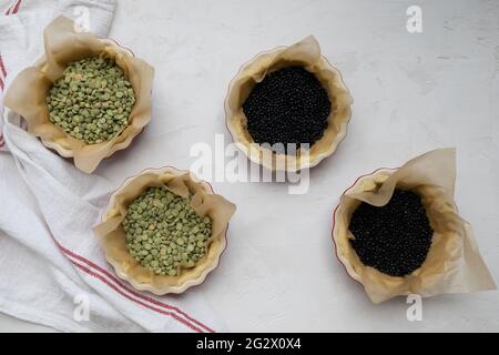 Pâte à tartelette à pâtisserie aveugle avec lentilles vertes en deux parties et lentilles de béluga noires Banque D'Images