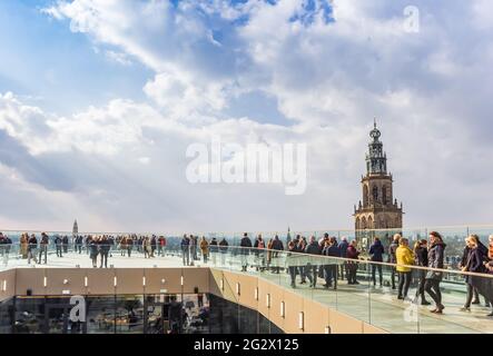Les gens appréciant la vue au dernier étage du Forum à Groningen, pays-Bas Banque D'Images