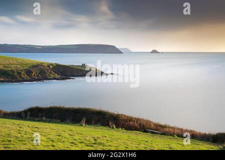 La vue vers nAre Head sur la péninsule Roseland de Cornwall. Banque D'Images