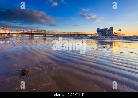 Le Grand Pier récemment reconstruit à Weston-Super-Mare capturé peu avant le coucher du soleil en mai. Banque D'Images