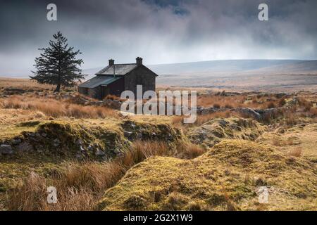 La ferme de la Croix de Nun dans le parc national de Dartmoor est capturée lors d'une matinée printanière. Banque D'Images