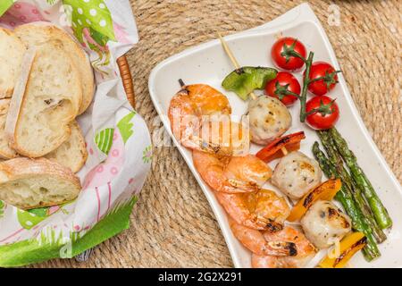 Fruits de mer grillés et légumes du barbecue servis avec du pain Banque D'Images