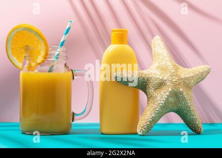 Jus d'orange, étoiles de mer et crème solaire sur fond coloré. Banque D'Images
