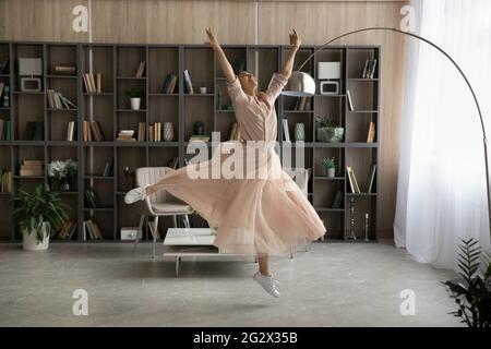 Ballets indiens de danse de l'adolescence inspirés dans un grand appartement moderne Banque D'Images