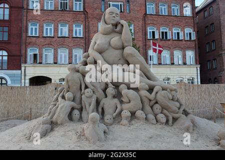 L'un des événements d'art et de sculpture sur sable les plus spectaculaires de Copenhague. 'Big Mama' par Ulrich Baentsch, Allemagne Banque D'Images