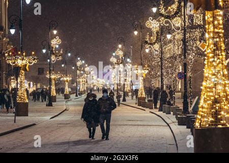 Illuminations et lumières de Noël sur une rue Krakowskie Przedmiescie dans la ville de Varsovie, Pologne Banque D'Images
