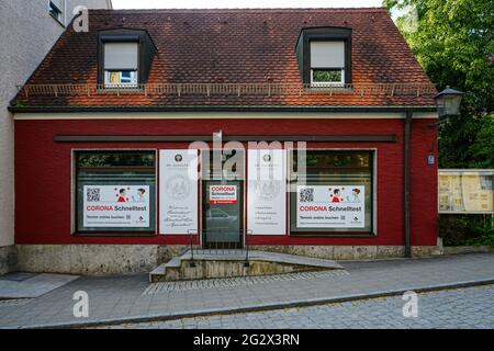 Une pharmacie à Altomünster, en Bavière, offre des tests rapides Corona aux citoyens avec une publicité à grande échelle. Banque D'Images