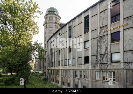 Vue de la rivière Isar au Deutsches Museum de Munich. Le site principal du Deutsches Museum est une petite île de la rivière Isar. Banque D'Images