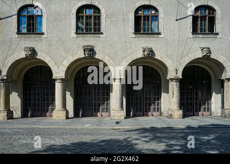 Portes de garage du bâtiment historique de la caserne de pompiers de Munich, maison de pompiers dans la vieille ville. Banque D'Images