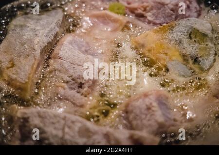 Préparation d'un plat polonais traditionnel pour la veille de Noël, poisson-carpe frit Banque D'Images