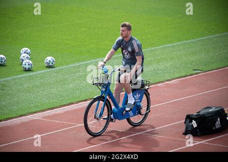 Herzogenaurach, Allemagne. 12 juin 2021. Football: Championnat d'Europe, équipe nationale, entraînement sur le terrain de sport Adi Dassler. Le timo Werner allemand s'entraîne à vélo. Credit: Federico Gambarini/dpa/Alay Live News Banque D'Images