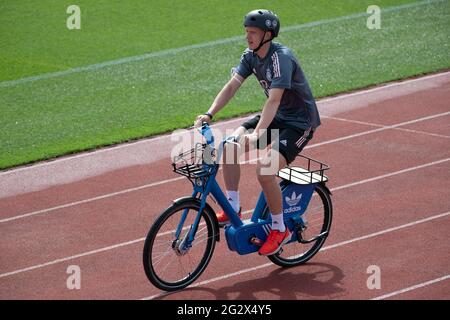 Herzogenaurach, Allemagne. 12 juin 2021. Football: Championnat d'Europe, équipe nationale, entraînement sur le terrain de sport Adi Dassler. Lukas Klostermann en Allemagne s'entraîne à vélo. Credit: Federico Gambarini/dpa/Alay Live News Banque D'Images