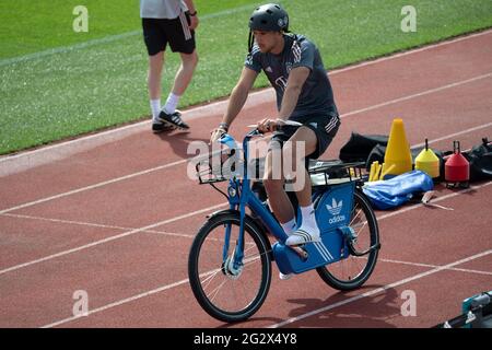 Herzogenaurach, Allemagne. 12 juin 2021. Football: Championnat d'Europe, équipe nationale, entraînement sur le terrain de sport Adi Dassler. Le Robin Gosens d'Allemagne s'entraîne à vélo. Credit: Federico Gambarini/dpa/Alay Live News Banque D'Images